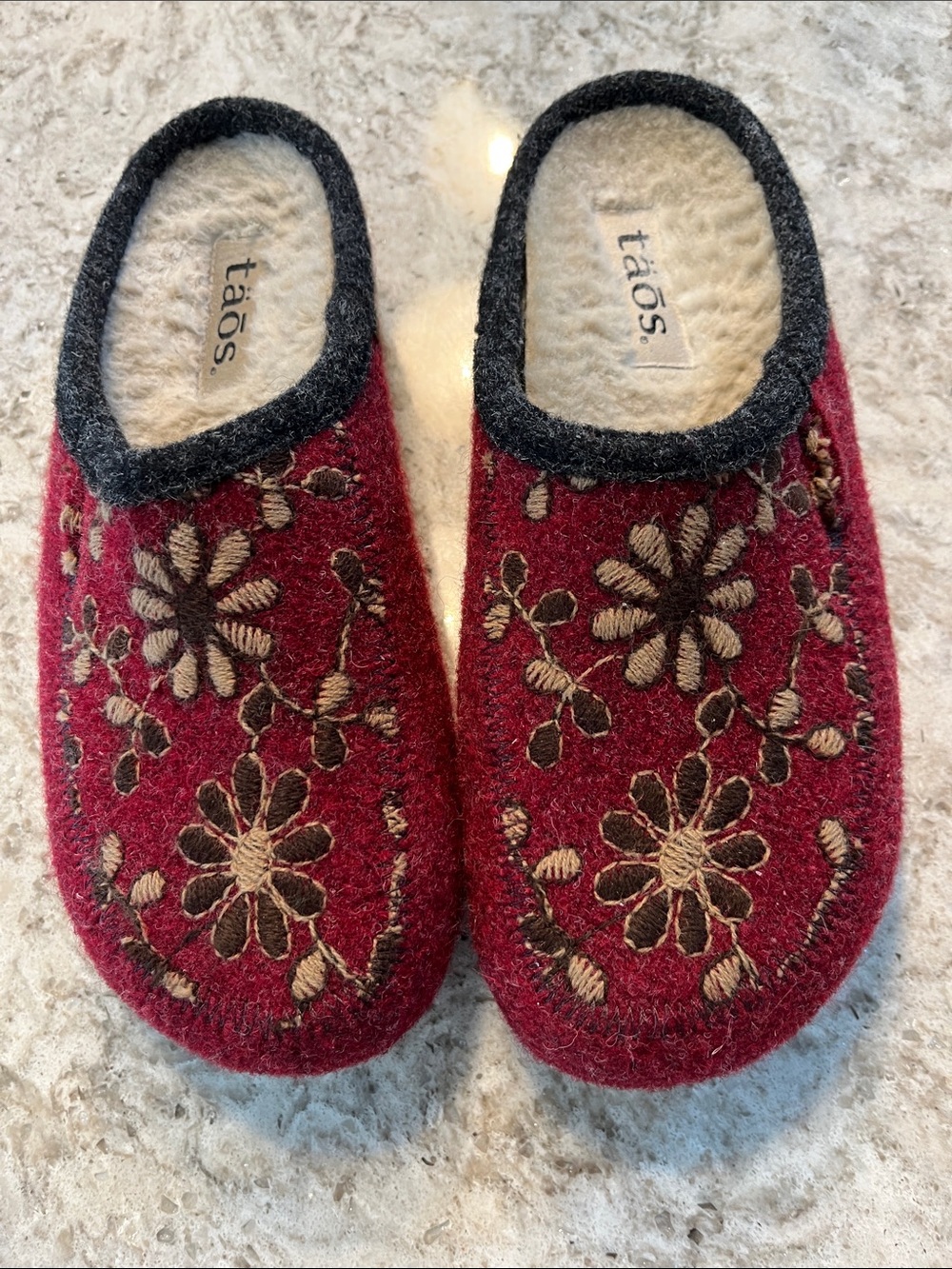 Taos Footwear Women's vibrant cranberry Wool Embroidered Slip-On Slippers Sz 38